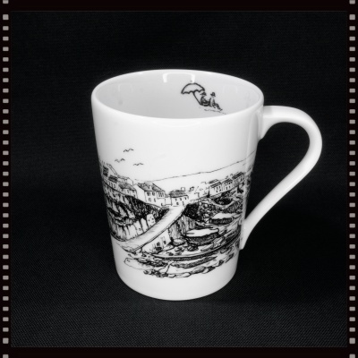 Caneca branca com desenho preto de vila costeira sobre fundo preto