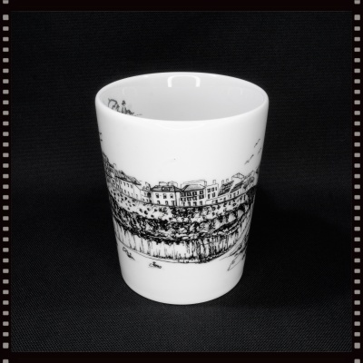 Copo de cerâmica com ilustração urbana em preto e branco