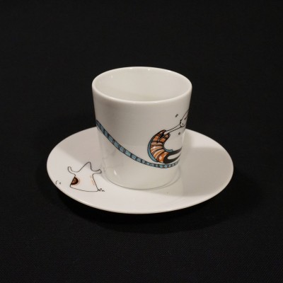 Chávena e prato de porcelana branca com desenho de gato e padrão azul