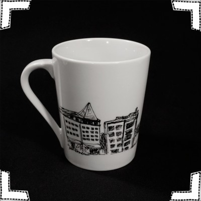 Caneca branca com desenho preto de edifícios