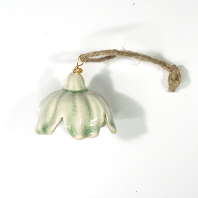 Pêndulo em cerâmica verde e branco com cordão de sisal