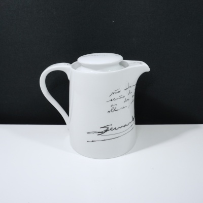 Bule cerâmico branco com texto manuscrito em preto