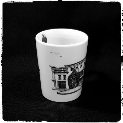 Copo branco de porcelana com ilustração urbana a preto