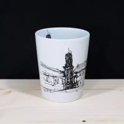 Caneca de porcelana branca sem pega visível, destacando a ilustração a tinta preta da icónica Torre