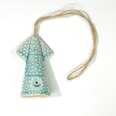 Objeto decorativo cerâmica azul com bolinhas e corda