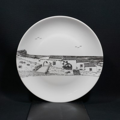 Prato de cerâmica branco com desenho de paisagem rural a preto