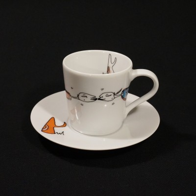 Chávena branca de cerâmica com padrão de peixes e mãos, e pires com desenho de peixe laranja