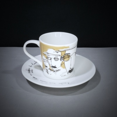 Conjunto de chávena e prato com desenho abstracto em cerâmica branca