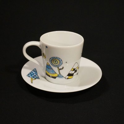 Conjunto branco de chávena e prato com desenhos coloridos abstratos