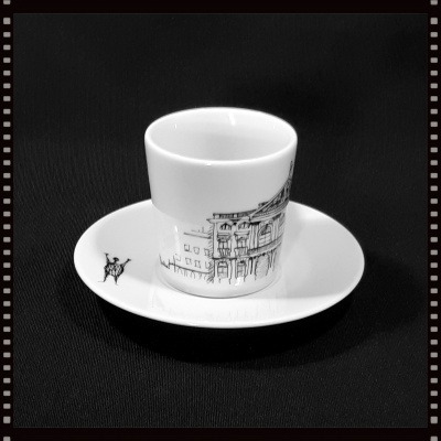 Chávena e prato em porcelana branca com ilustração a preto de edifícios