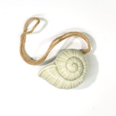 Pingente de cerâmica em forma de concha com corda