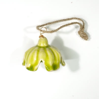 Objeto decorativo verde em cerâmica vidrada com corda para pendurar