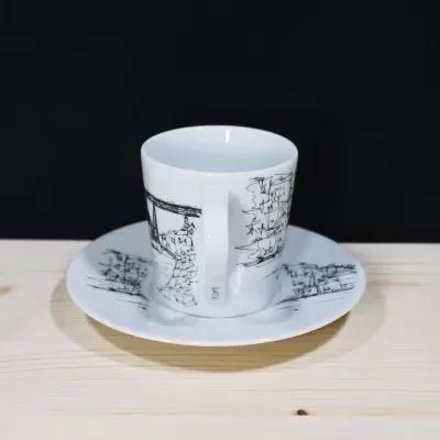 Chávena de café de porcelana com pires, exibindo uma ilustração artística da Ponte D. Luís I