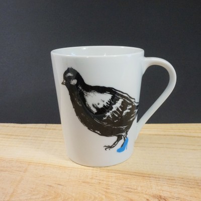 Caneca branca com desenho de ave preta e branca com bico azul