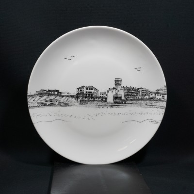 Prato branco com desenho a preto de paisagem costeira e edifícios