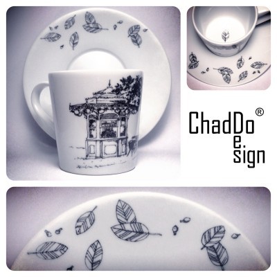 Conjunto de chávena e pires de porcelana branca com desenhos a preto