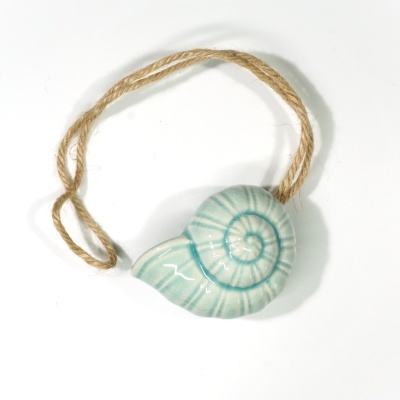 Adorno concha cerâmica azul com corda natural