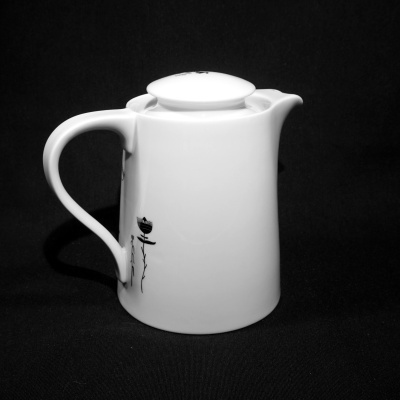 Bule de porcelana branco com desenho preto e tampa