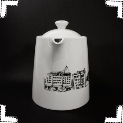 Bule de cerâmica branco decorado com edifícios em desenho preto