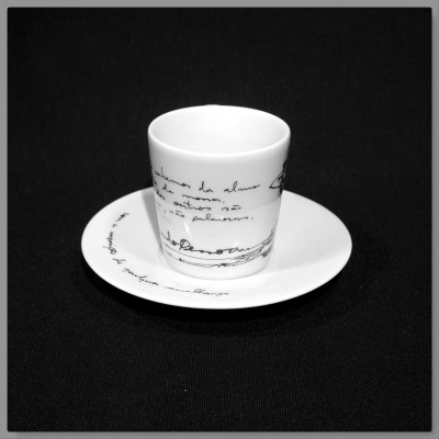 Conjunto de chávenas e pires de porcelana branca com texto manuscrito preto