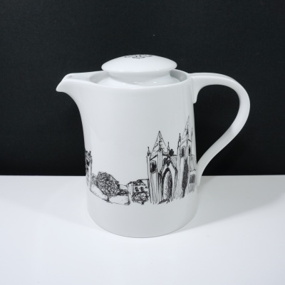 Bule branco de cerâmica com ilustração preta de edifícios e árvores