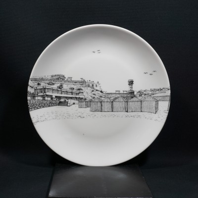 Prato branco com desenho a preto de paisagem urbana