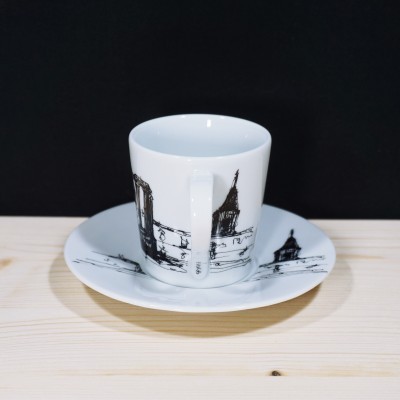 Conjunto de chávena e prato em porcelana branca com desenhos arquitetónicos pretos