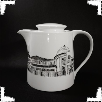 Bule de porcelana branco com ilustração de edifício preto