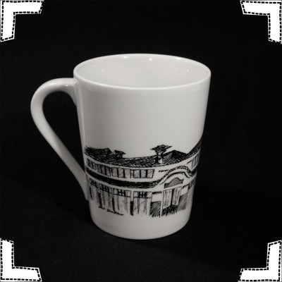 Caneca branca com estampa preta de edifício antigo