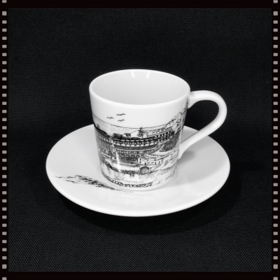 chávena e prato em porcelana branca com desenho preto