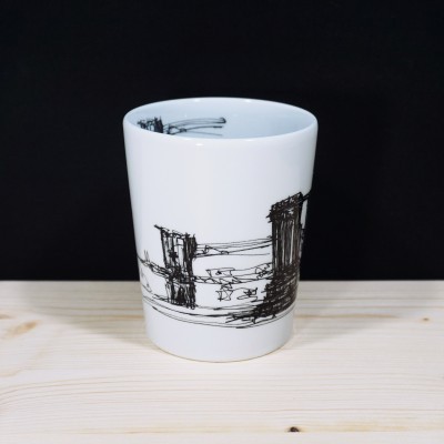 Copo de cerâmica branco com desenho abstrato preto