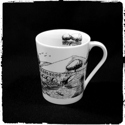 Caneca branca com desenho preto de ponte romana e natureza