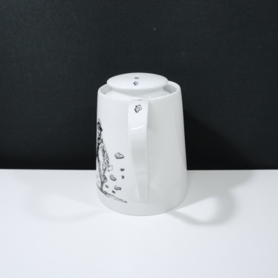 Bule de porcelana branco com ilustrações a preto