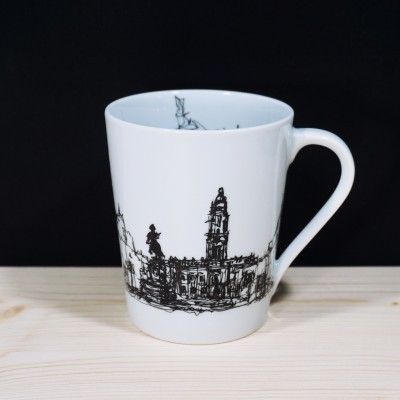 Caneca branca com desenho preto de edifício e estátua
