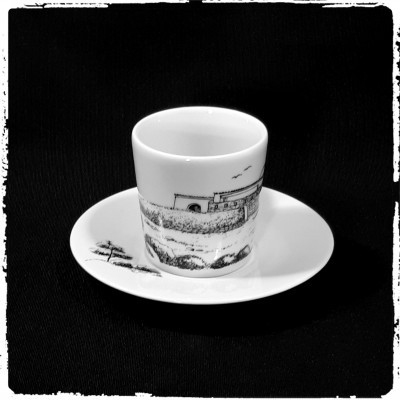 Chávena de café e pires em porcelana branca com desenho de paisagem a preto