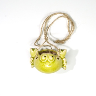 Pendente cerâmico verde com forma de caranguejo e corda para pendurar