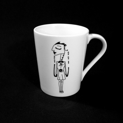 Caneca branca com ilustração minimalista de mulher de perfil