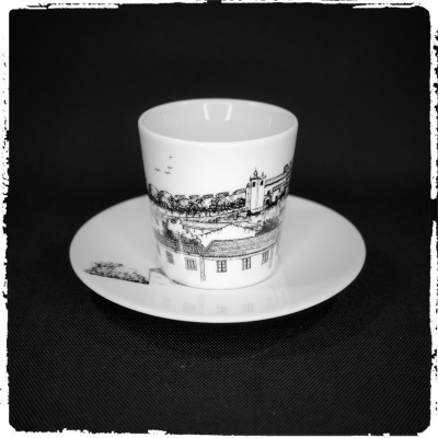 Conjunto de chávena e pires em porcelana branca com ilustração preta urbana