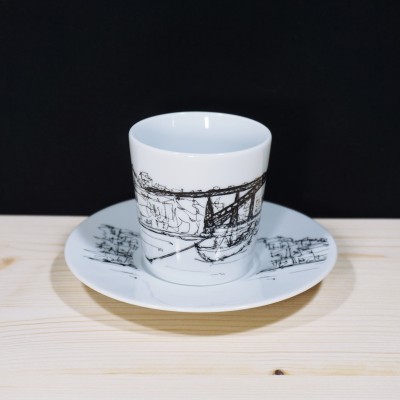 chávena e prato de cerâmica branca com desenhos a preto com tema marítimo