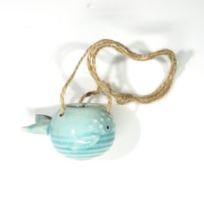 Figura decorativa cerâmica azul em forma de peixe com corda de sisal