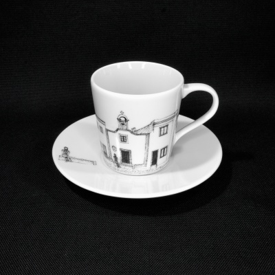 chávena e pires em cerâmica branca com desenho de casa tradicional
