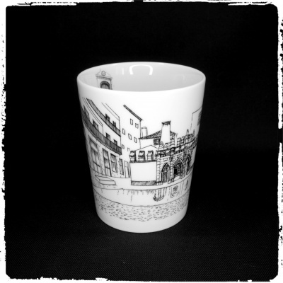 Copo branco de cerâmica com desenho preto de cidade