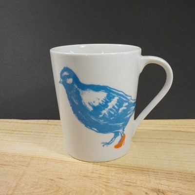Caneca branca com ilustração de ave azul e laranja