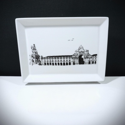 Prato retangular branco com desenho preto do Arco da Rua Augusta e estátua de cavalo