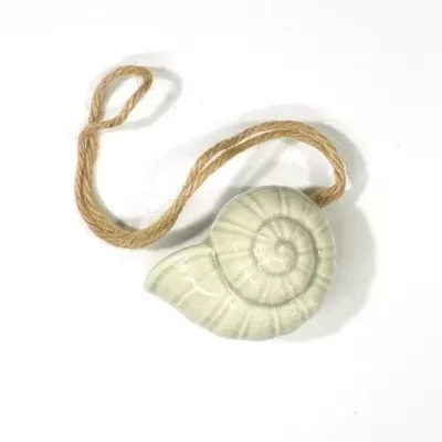 Suporte em cerâmica suspenso em forma de caracol com corda. Peça decorativa ideal para tillandsias