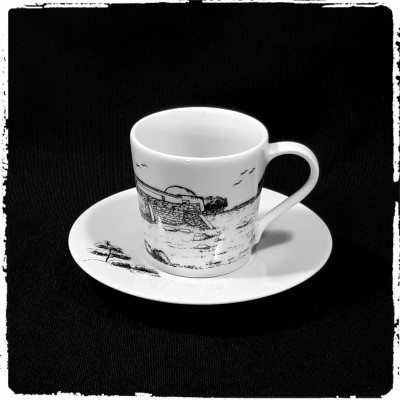 Chávena e pires de porcelana branca com desenho a preto