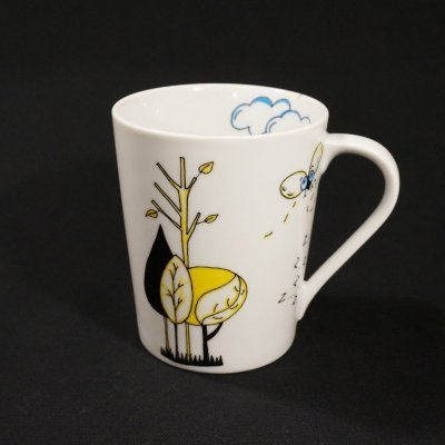 Caneca branca com desenhos de árvores, abelha e nuvens coloridas