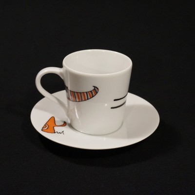 chávena branca com decoração de gato e peixe laranja e castanho
