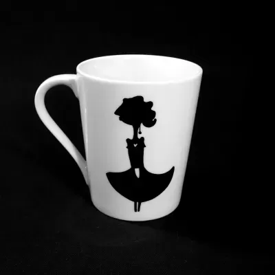 Caneca de porcelana branca exibindo a silhueta em preenchimento preto sólido de personagem feminina