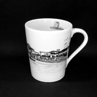 Caneca de porcelana, mostrando a frente marítima de Santa Cruz e um detalhe minimalista no rebordo